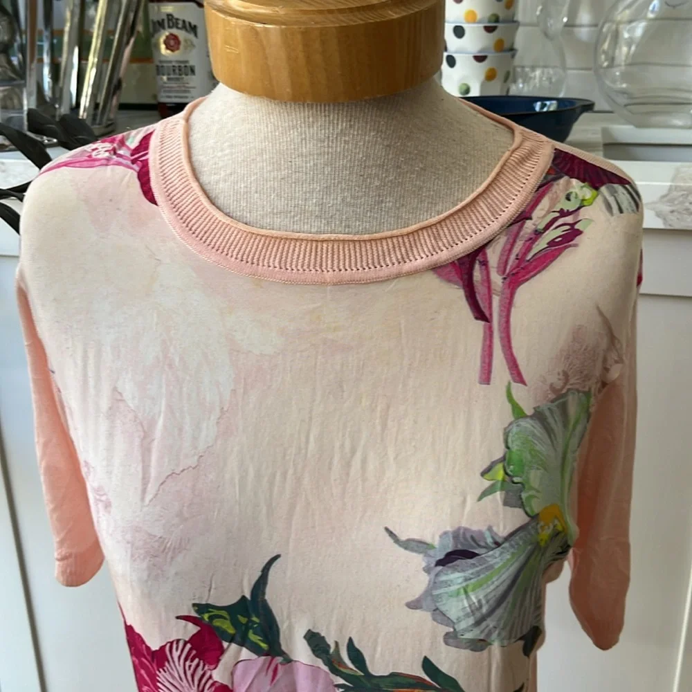 VGUC MaxMara weekend 100% silk short sleeve sweater with floral centre panel - Picture 2 of 8
